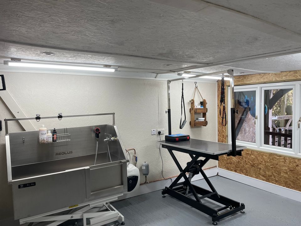 Inside the lodge: the hydraulic bath and the grooming table